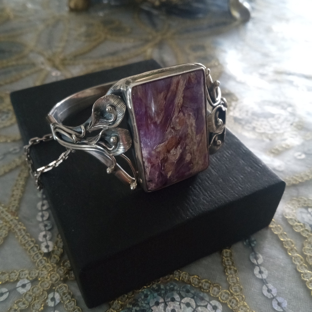 Vintage Chariot natural stone over sterling silver hinged bangle